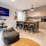 Arte - 2 Bedroom Near Coresi Mall With Free Parking