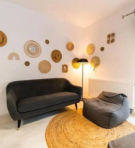 Apartment Arte - 2 Bedroom Near Coresi Mall With Free Parking