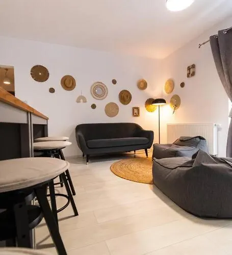 Arte - 2 Bedroom Near Coresi Mall With Free Parking Apartment