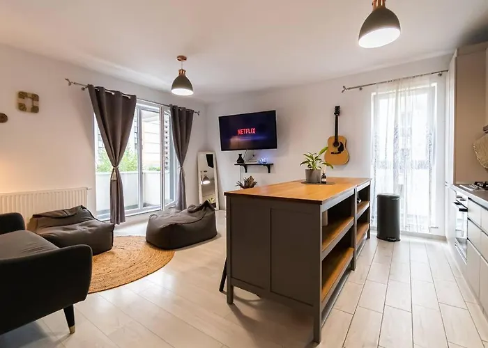 Apartment Arte - 2 Bedroom Near Coresi Mall With Free Parking