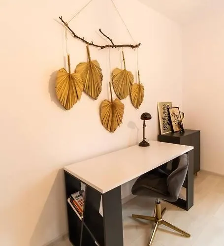 Apartment Arte - 2 Bedroom Near Coresi Mall With Free Parking *